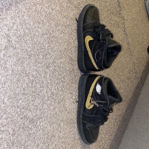 **JORDAN 1’s BLACK & GOLD SZ: 5Y**